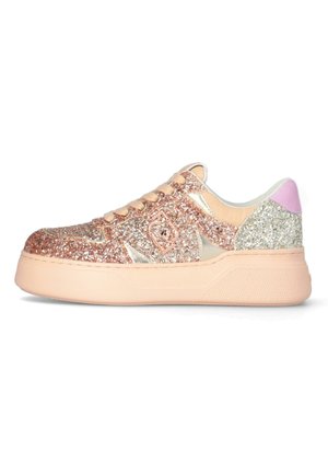 Lage platform sneaker met roze en zilveren glitters, roze satijnen veters en een metalen logo aan de zijkant, tegen een witte achtergrond.