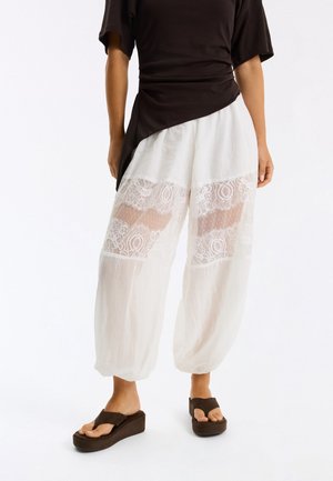 Bershka, FLATFORM THONG -SANDALS - Sandale s remenom u obliku slova T - brown