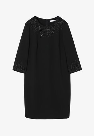 Černé šaty s kulatým výstřihem, tříčtvrtečními rukávy a zdobené kulatými kamínky kolem výstřihu a manžet.