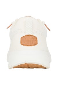 Weißer Sneaker mit strukturiertem Obermaterial, ausgestattet mit einem braunen Lederpatch mit der Aufschrift "Dude" an der Ferse und einer Gummisohle mit einem gemusterten Profil.