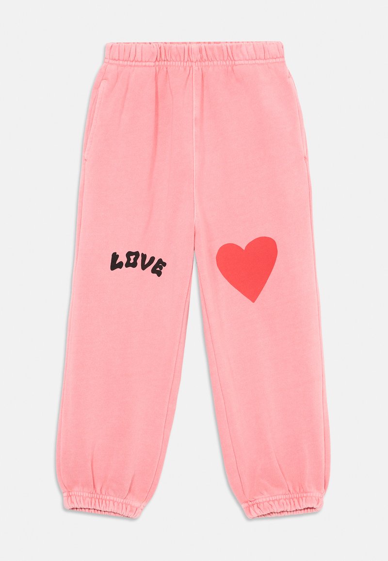 Rosa Jogginghose mit elastischem Bund und Bündchen, versehen mit schwarzen "LOVE"-Text auf dem linken Oberschenkel und einem roten Herzgrafik auf dem rechten Oberschenkel.