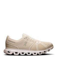 Baskets beige clair avec une tige en mesh, fermeture à lacets et une semelle blanche épaisse avec des découpes pour un meilleur amorti et flexibilité.
