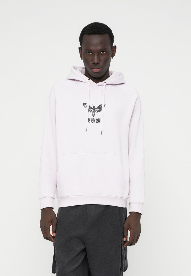 Ανοιχτό ροζ φούτερ με μαύρη γραφική απεικόνιση μιας νυχτερίδας στο κέντρο. Έχει κουκούλα με κορδόνια, καγκουρό τσέπη και ριμπ μανσέτες και στρίφωμα.