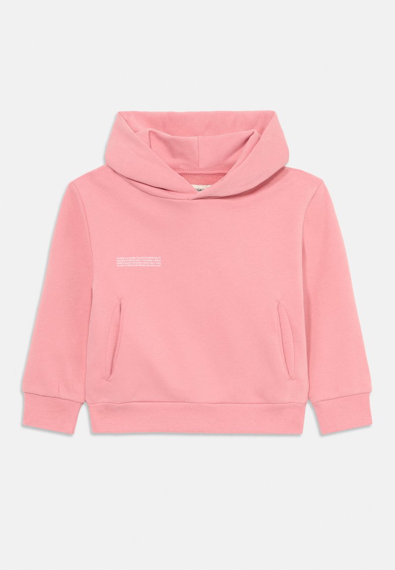 Sudadera rosa hecha de tejido suave con un bolsillo tipo canguro, capucha amplia y puños acanalados. Incluye un detalle de texto impreso en la parte delantera.