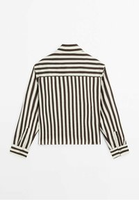 Chemise à manches longues avec boutons, rayures verticales noires et blanches sur le corps, et rayures horizontales sur le haut du dos et le col.