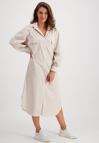 JE M'APPELLE HAZEL - Blousejurk - beige