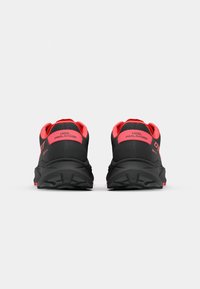 Dynafit ULTRA 100 GORE TEX - Scarpe da trail running - black out/fluo coral