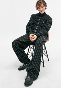iets frans... HARRI PINSTRIPE UNISEX - Jogginghose - black