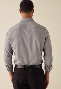 Next TEXTURED SINGLE - REGULAR FIT - Skjorter - neutral brown