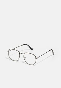 Ochelari de metal cu un cadru subțire de culoare argintie, lentile pătrate și vârfuri din plastic negru pe brațe. Lentile clare, fără ornamente.
