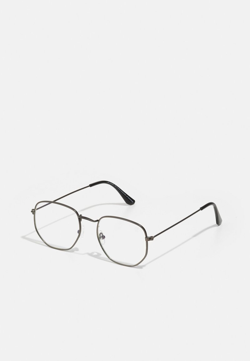 Ochelari de metal cu un cadru subțire de culoare argintie, lentile pătrate și vârfuri din plastic negru pe brațe. Lentile clare, fără ornamente.