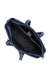 Navyblaue Leder-Tote mit zwei Tragegriffen, einer Innentasche und einem Stofffutter, das ein dezentes Logo-Muster aufweist. Offenes Top-Design.