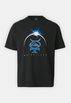 Sort bomulds T-shirt med et blåt og hvidt grafisk logo med et abstrakt design og en stjerneglimt ovenfor. Korte ærmer, rund hals.