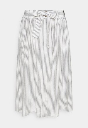 Jupe midi blanche avec de fines rayures verticales noires, taille froncée, passants pour ceinture et ceinture en tissu nouée à l'avant.