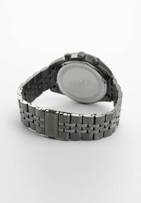 Metallarmbanduhr mit einem mattschwarzen Edelstahlband, rundem Gehäuse, Chronographen-Zifferblättern und einem polierten silbernen Gehäuseboden mit Logo.