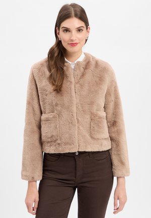 Faux-Fur-Jacke in Hellbraun, taillierter Schnitt mit zwei Fronttaschen. Verfügt über einen runden Halsausschnitt und lange Ärmel. Weiche Textur.