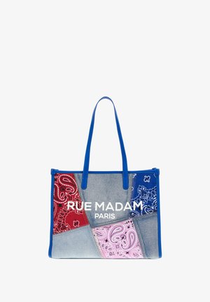 Borsa a mano con manici blu, patchwork di denim e fantasie paisley multicolori, con testo bianco "RUE MADAM PARIS" sul davanti.