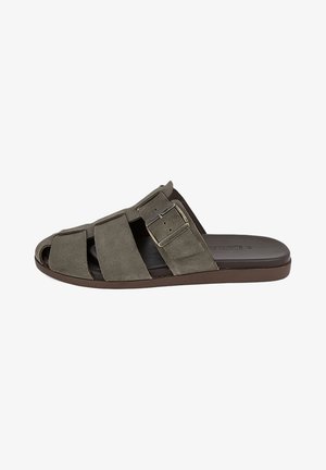Bruine suède slidesandaal met drie brede bandjes, verstelbare metalen gesp en platte zool op witte achtergrond.