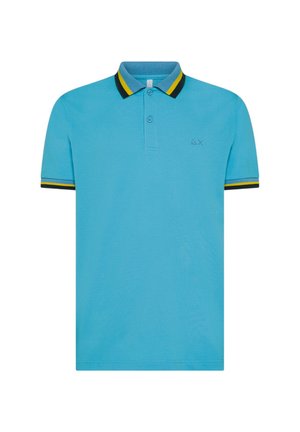 Polo shirt azzurro chiaro realizzato in cotone, con una chiusura a due bottoni, colletto a costine e accenti gialli e neri sulle maniche.