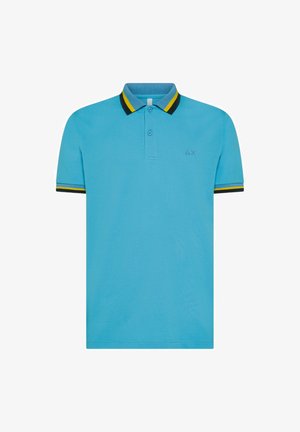 Polo shirt azzurro chiaro realizzato in cotone, con una chiusura a due bottoni, colletto a costine e accenti gialli e neri sulle maniche.