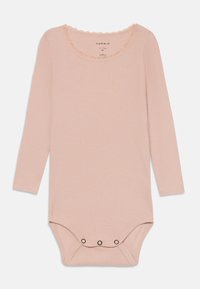 Langermet ribbet bodysuit i myk pastel pink med bølget utringning og tre metallknapper nederst for enkel påkledning.