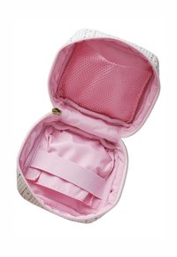 Cosmetic tas met ritssluiting, heeft een witte buitenkant met kleurrijke stippen, met een roze satijnen interieur, een gaasvak en elastische banden voor organisatie.