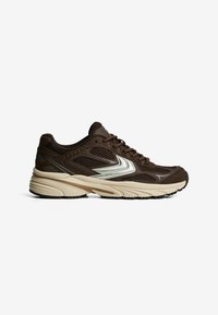 Braune Netz-Laufschuhe mit beiger Sohle, ausgestattet mit einem silbernen Akzent an der Seite und traditionellen Schnürverschlüssen. Texturierte Oberfläche für verbesserten Halt.