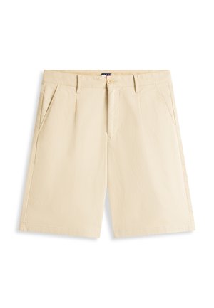 Shorts beiges pour hommes à coupe droite, avec poches latérales, passants pour ceinture et fermeture par bouton sur fond blanc.