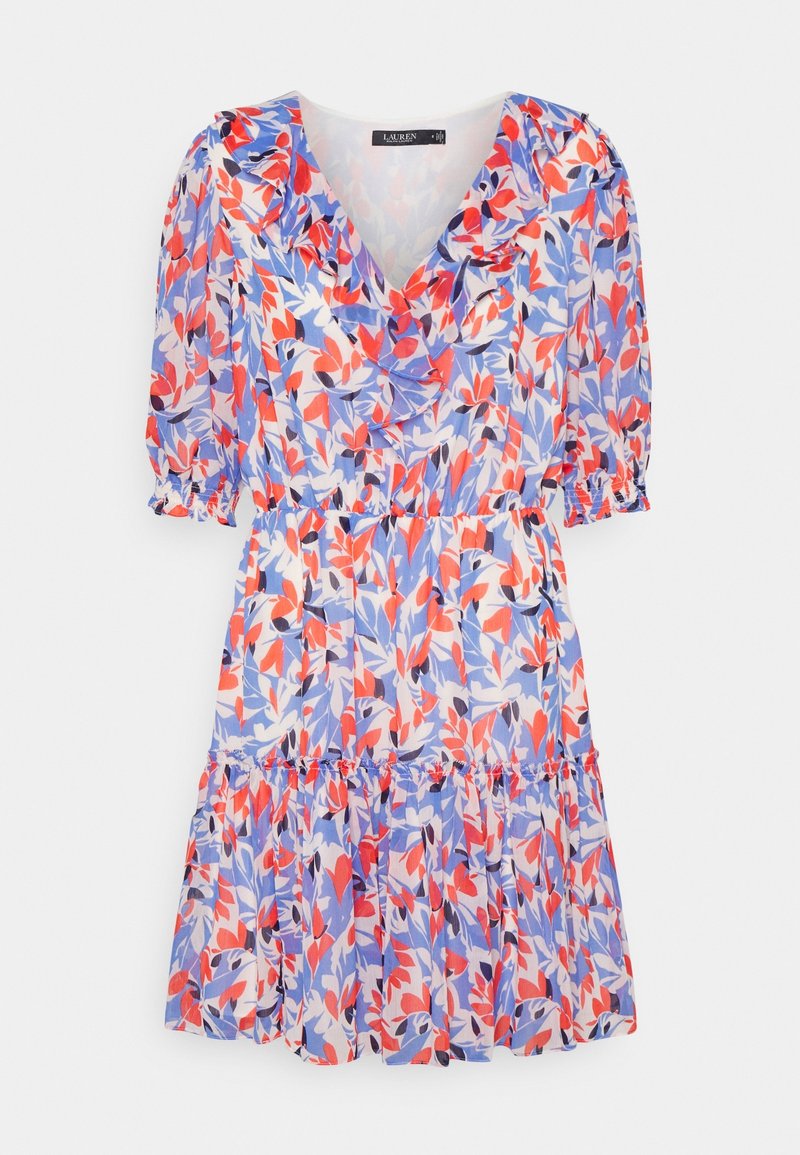 Sukienka w kwiatowy wzór w kolorach niebieskim, czerwonym i białym, z krótkimi bufkami, dekoltem w serek i falbanianym dołem. Lekki materiał.