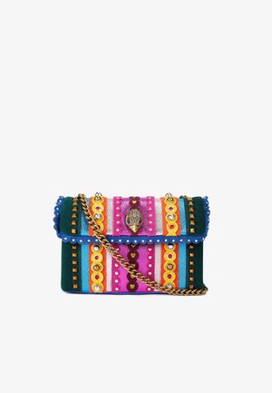 Multicolore handtas met verticale strepen in roze, blauw en groen, versierd met studs, kralen en een decoratieve sluiting. Gouden schouderband.