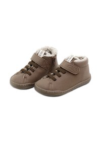Botas de tobillo de cuero marrón con forro de piel sintética, diseño de cordones y correa de velcro. Textura suave con detalles de costura y suelas de goma.
