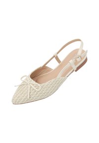 Scarpa flat a punta slingback in beige chiaro, con texture intrecciata e dettaglio a fiocco nella parte anteriore. Presenta un sottile cinturino alla caviglia regolabile.
