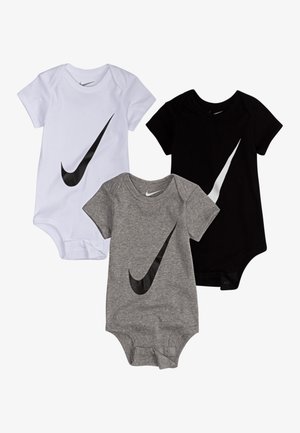 Tres bodies de manga corta en algodón blanco, gris y negro, cada uno con un prominente logo de Nike en forma de swoosh negro. Cierres de broches en la parte inferior.