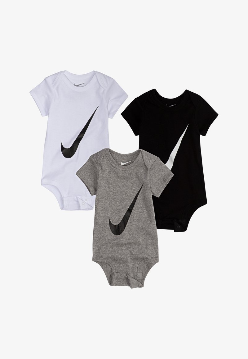 Tri krátke body s krátkym rukávom v bielej, sivej a čiernej bavlne, každé s výrazným čiernym logom Nike Swoosh. Zapínanie na patentky v spodnej časti.