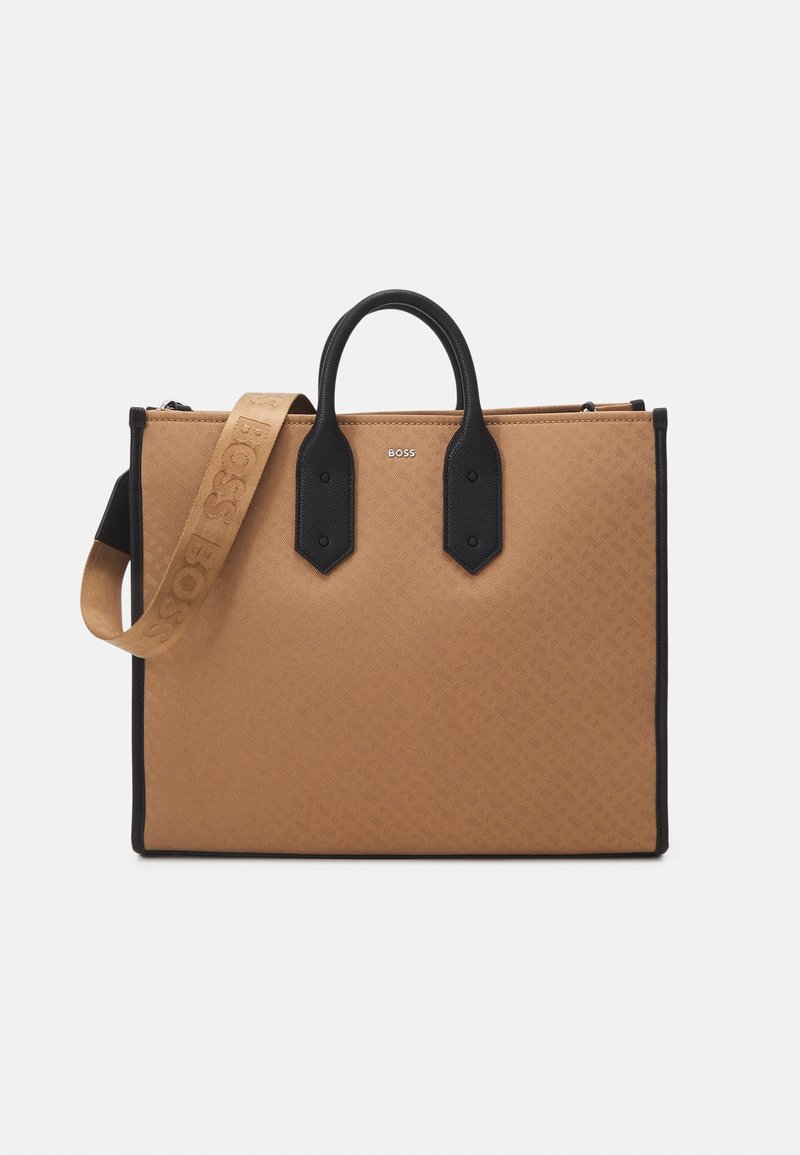 Sac cabas rectangulaire couleur fauve avec anses et bordures noires, bandoulière réglable embossée de "BOSS," et petit logo argenté "BOSS" sur le devant.