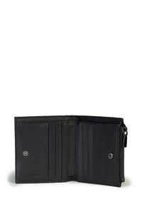 Czarny skórzany portfel z wieloma przegródkami na karty, zamykaną na zamek kieszenią na monety i zapięciem na zatrzask. Gładka tekstura i minimalistyczny design.