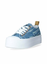 Sneaker platform in denim blu con lacci bianchi, occhielli in ottone e un inserto in pelle marrone chiaro sul tallone. Tessuto testurizzato con un motivo scolorito.