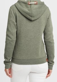 Sudadera verde con un acabado texturizado, capucha ajustable con cordón y detalles en cuero marrón en el cuello y el dobladillo.