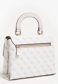 Witte gestructureerde handtas met een handvat aan de bovenkant, klepsluiting, voorzak met rits en een herhalend monogram patroon.