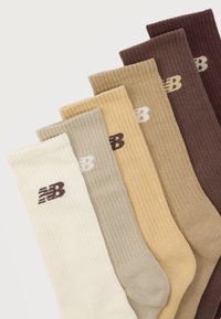 Σετ με έξι ραβδωτές κάλτσες σε διάφορες αποχρώσεις: κρεμ, μπεζ, ανοιχτό καφέ, σκούρο καφέ, κάθε μία με μικρό λογότυπο "NB" σε αντίθετο χρώμα.