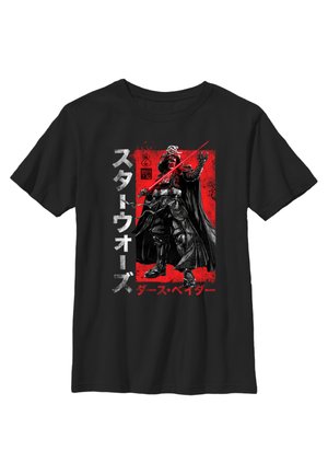 Sort bomulds t-shirt med et grafisk print af en karakter med et rødt lysværk, omgivet af røde og hvide tekstelementer.