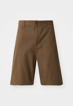 Shorts en coton marron avec une coupe droite, dotés d'une fermeture à bouton sur le devant, de passants de ceinture et de poches latérales. Texture lisse et coutures soignées.