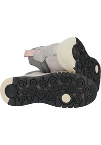 Zapatillas grises y beige con parte superior de malla texturizada, suela de goma circular con patrones variados y una pestaña rosa en el talón.