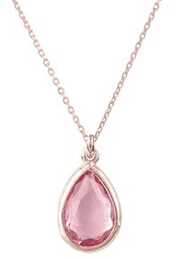 Csepp alakú medál nyaklánc, egy fazettált rózsaszín drágakővel, ezüst színű fém keretben, finom láncra fűzve.