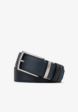 Skórzany pasek w ciemnoniebieskim kolorze z fakturowanym wykończeniem, z prostokątną klamrą w srebrnym odcieniu i kontrastowym przeszyciem wzdłuż brzegów.