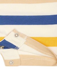 Gestreifter Stoff in Creme, Blau und Gelb mit Druckknopfverschluss. Verfügt über eine weiche Textur und einen schrägen Saum mit kontrastierender Naht.