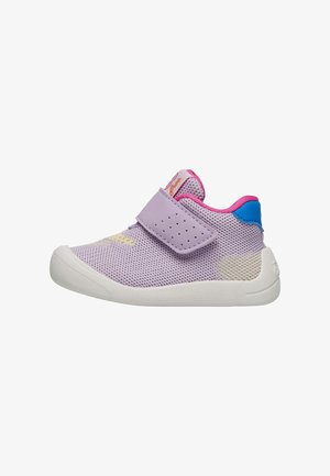 Sneaker in rete viola con cinturino in velcro, suola bianca, accenti rosa e blu, e dettagli perforati per la traspirabilità.