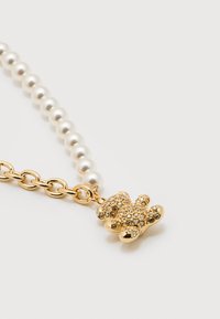 Κολιέ με μισά λευκές πέρλες και μισή χρυσή αλυσίδα, με χρυσό μενταγιόν αρκουδάκι διακοσμημένο με μικρούς κρυστάλλους.