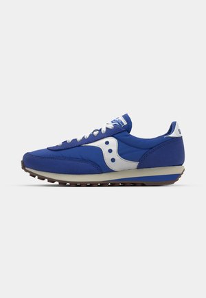 Blaues Sportschuh mit einem strukturierten Nylon-Obermaterial, silbernen Akzenten, weißen Schnürsenkeln und einer Gummisohle mit einem Profil.