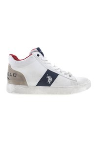 Sneaker alte in pelle bianca con dettagli blu navy, collare rosso e un logo. Presentano un tacco beige testurizzato e una suola in gomma con scanalature.